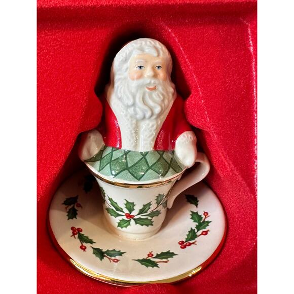 Lenox 2008 Santa & Mrs. Claus Teacup Salt and Pepper Shakers Holly Berry Accents - Picture 2 of 4